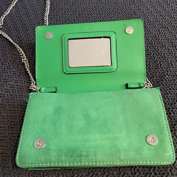 3/20$ Green Aldo clutch - Picture 3 of 5